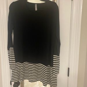 🖤 3 for $20 Black and striped tunic (1X)